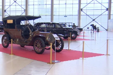 (VIDEO) Izložba vozila ruskog FSB: Evo koje su automobile koristili zvaničnici od carske Rusije do Putina