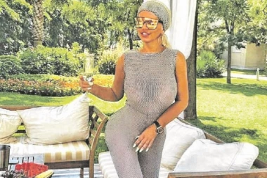 Pevačica provocirala goste luksuznog hotela: Dara na moru pokazala bradavice!