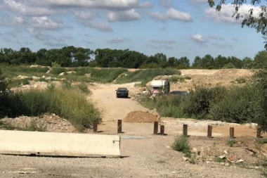 (FOTO) Mafija napravila drugi ulaz na divlju deponiju na Čukaričkoj padini