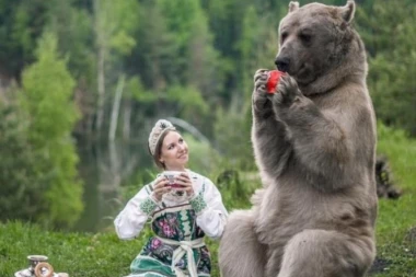 (FOTO/VIDEO) USVOJENI MEDA POSTAO ATRAKCIJA! Pripitomili ga kao da im je dete