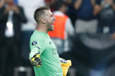 (VIDEO) URNEBESNO: Navijač prilikom slavlja povredio Adrijana! Ko će braniti za Liverpul?