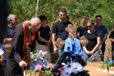 (FOTO, VIDEO) JEZA I MUK! Sahrana žrtava masakra u Jabukovcu: Raju Kazimirovića i njegovu majku ispraćaju na večni počinak
