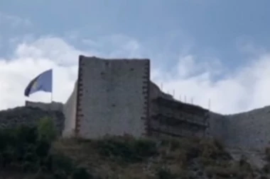 POVUKLI SE PROVOKATORI: Srpska tvrđava osvanula bez kosovske zastave