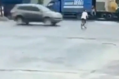 Da čovek ne poveruje: Dečak je za milimetar izbegao smrt, ali gde je nestao bicikl?