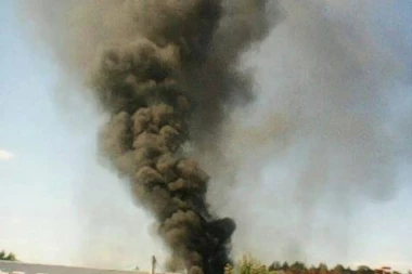 (FOTO) Lokalizovan požar u fabrici u Užicu: Čule se dve eksplozije, jedna osoba povređena