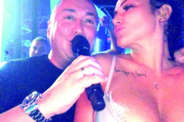 (VIDEO) Tamaru izneli sa splava: Kolabirala na Đanijevom nastupu!