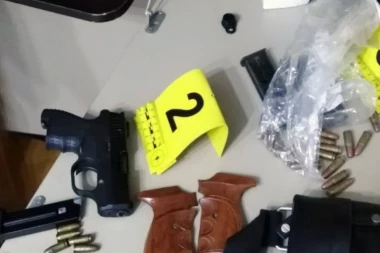 (FOTO) U rutinskoj kontroli vozila policija pronašla arsenal oružja