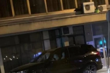 Lideri opozicije opet uhvaćeni u bahaćenju! Džipom blokirali ulaz u stambenu zgradu, a onda su ugledali policiju i počela je drama