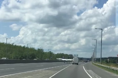(VIDEO) Na autoputu kod Zagreba vozači premreli od straha kada je avion sleteo na kolovoz
