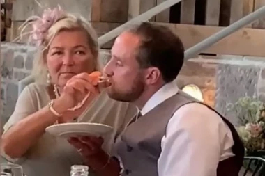 (VIDEO) Ledena tašta hrani pijanog zeta! Ako ne verujete, pogledajte svojim očima urnebesan snimak sa svadbe