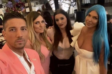 Prvi rođendan bez majke: Karleuša slavila sa stilom uz Versaći tortu, a sa njom i Duško Tošić!