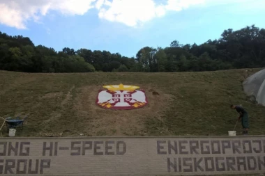 (FOTO) Miloš Veliki upotpunjen cvetnim grbom Republike Srbije!