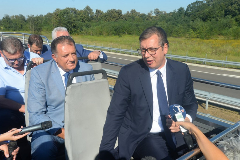 Ako se obazirete na svaki kamenčić na putu, nećete stići do cilja: Vučić o kritikama opozicija zbog naziva auto-puta