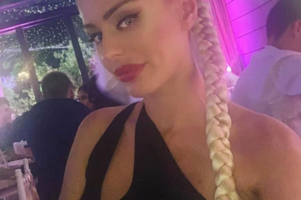 (ŠOK FOTO) NAKON JAVNOG SKANDALA SA BIVŠIM SUPRUGOM OD KOG JE DOBILA JEZIVE BATINE! Sandra Obradović PROMENILA LIČNI OPIS - VIŠE JE NEĆETE PREPOZNATI!