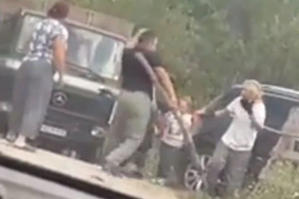 Gađali se sekirama i noževima, a sve oko jednog parčeta zemlje: Porodice u Albaniji zaratile između sebe, nije se znalo ko koga udara