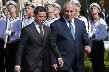 (VIDEO) SKANDAL KAKAV SE NE PAMTI: Netanjahuova supruga bacila hleb i so