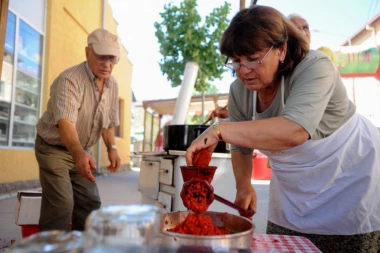 Završena šesta sezona karavana "Izađi mi na teglu": Kostići iz Kuršumlije odneli titulu najajvar majstora Srbije