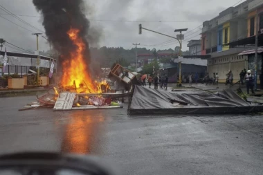 (FOTO) UZBUNA U INDONEZIJI: U protestima studenata zapaljen zatvor, pobeglo 258 osuđenika