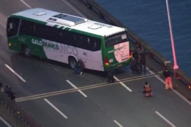 (FOTO, VIDEO) Talačka kriza u Rio de Žaneiru: Muškarac oteo autobus na mostu, preti da će ga zapaliti