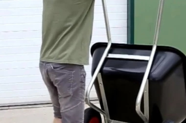 JEZIVO! Bogdan gura mrtvog brata u kolicima i osvrće se da ga neko ne vidi: Isplivali crni detalji porodičnog zločina u Šapcu