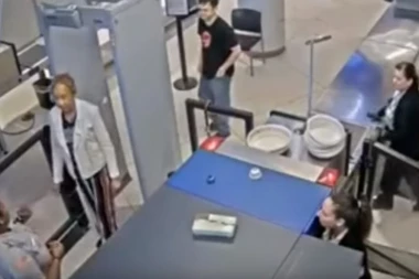 (VIDEO) Radnica aerodroma dala putniku cedulju na kojoj piše: "Ti si ružan", šta mislite kako je prošla?
