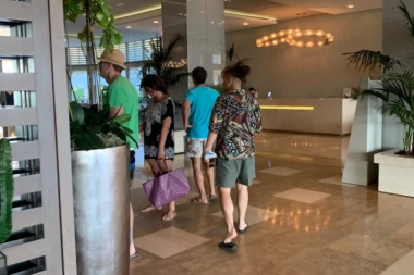 Ništa luksuz, ništa bahaćenje: Neće verovati u kakvoj sobi je odseo Rasta tokom letovanja u Grčkoj!