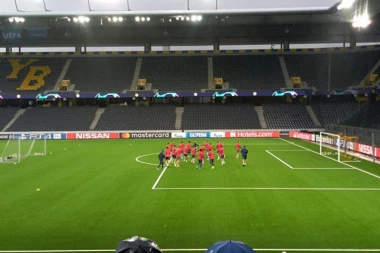 (FOTO+VIDEO) Fudbaleri Zvezde "opipali" teren u Bernu, ali za doček jedna neugodna stvar...