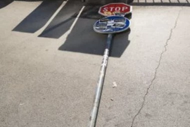 (FOTO) Bahati vozač u Beogradu oborio saobraćajni znak