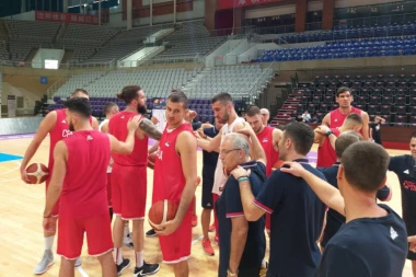 (VIDEO) "KOŠARKAŠKI RAJ": Akcija "Orlova" za udžbenike - 14 sekundi, osam dodavanja i TROJKA!