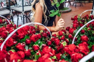 Nepoznati udvarač voditeljki poklonio 1001 ružu: Bojana slavila rođendan u cveću!