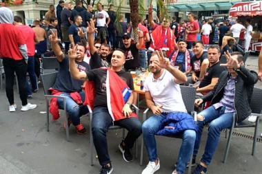 (FOTO) Navijači Zvezde na neverovatne načine dolaze do karata za večerašnju utakmicu!