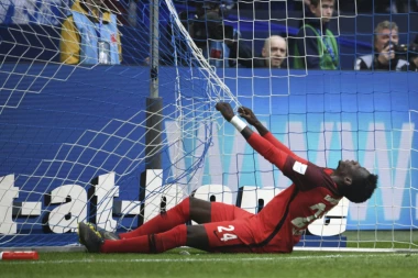 Ajntrahtov fudbaler alergičan na travu!