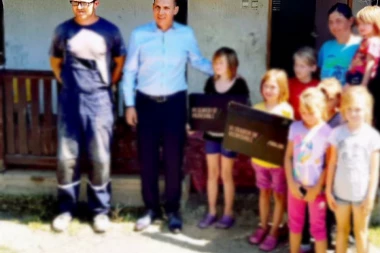 Ministar u poseti selu Gazdare kod Medveđe: Lončar porodici sa sedmoro dece obećao dve krave i balirku za seno