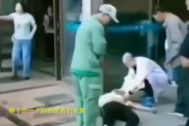 (UZNEMIRUJUĆI VIDEO) Snimak jezivog samoubistva! Saznala da ima rak, skočila sa zgrade, pa smrskala prolaznika