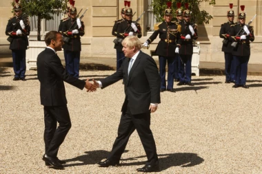 Preteraše ga: Rukovanje Makrona i Džonsona trajalo "čitavu večnost"