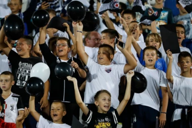 (FOTO) Humska jedinstvena: Srčani klinci bodre Partizan protiv Moldea!