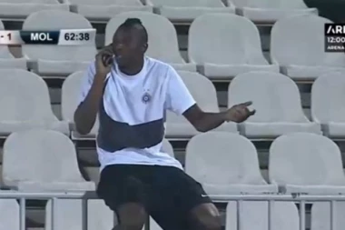 (FOTO) Nerealna scena: Sadik telefonirao dok su njegovi saigrači vodili bitku na terenu!