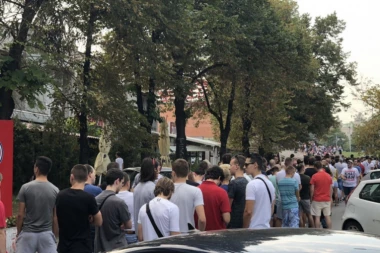 (FOTO) Švajcarce čeka pravi pakao: Nepregledne kolone navijača Zvezde čekaju u redu karte za Jang Bojs!