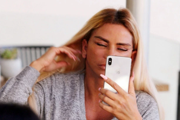 Starleta kojoj prvo iz vode IZRONE GRUDI pa tek onda glava, ne prestaje da šokira!