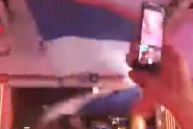 (VIDEO) STRANCI NAPRAVILI NEVIĐENU ŽURKU U ČAST CRVENO-BELIH! Uleteli u restoran u Sen Tropeu i pevali Čolićevu "Čija je ono zvijezda"