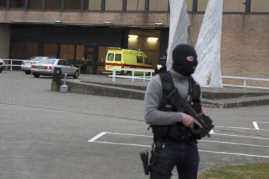 (UZNEMIRUJUĆI VIDEO) PONOVO TERORISTIČKI NAPAD U FRANCUSKOJ: Policija izrešetala napadača u Avinjonu!