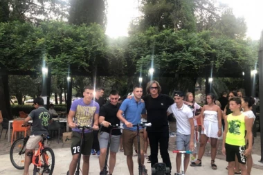 ŽELJKOVA HUMANOST PODSTAKLA NA AKCIJU: Vlasnik TV Pink iznenadio decu iz Zvečanske poklonima, a onda se oglasio Partizan!