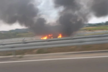 Nesreća kod Ljiga: Izgoreo automobil na novom auto-putu