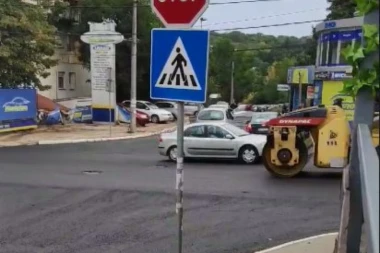 (VIDEO) BAHATO I BEZOBRAZNO: Vozilima prolaze pored mašina preko svežeg asfalta bez trunke obzira