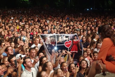 (VIDEO) Publika u transu! Dragana u istom danu priredila spektakle na Ušću i u Vlasotincu!