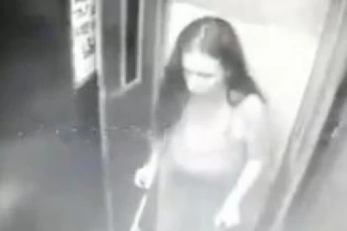 (VIDEO) DRAMA U SOLITERU: Majka sa bebom krenula da izlazi iz lifta, a onda je on krenuo...
