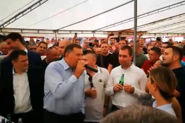 (VIDEO) "Aj' pa pukni zoro...", Dodik na Manjači zapevao kao slavuj