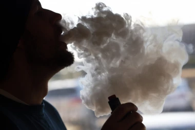 Misteriozna bolest munjevito se širi! Prva smrt od E-CIGARETA