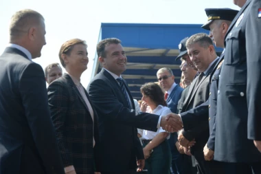 (FOTO,VIDEO) Albanski novinar obukao skandaloznu majicu: Hteo da iznervira Anu Brnabić - premijerkina reakcija je URNEBESNA!