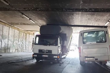 PRAVIO SE PAMETAN, PA NAPRAVIO ŠTETU I BLOKIRAO SAOBRAĆAJ: Zaglavio se kamionom ispod podvožnjaka